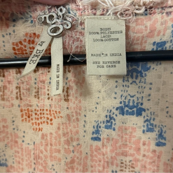 Gimmicks by BKE Boho Crochet Tank Top - Cream and Blue - Picture 4 of 4